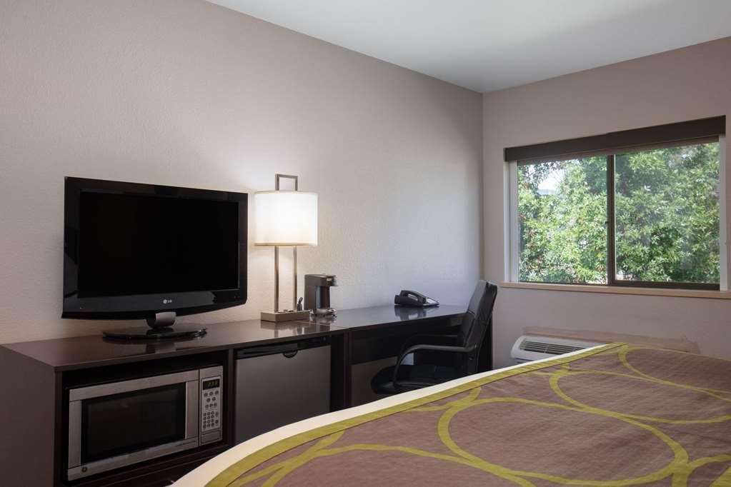 Готель Super 8 By Wyndham St. Regis Номер фото
